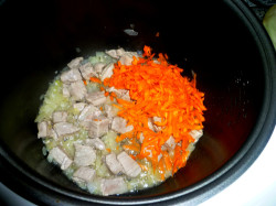 мясо лук и морковь в мультиварке