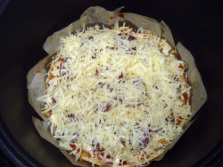 пицца с сыром и салями