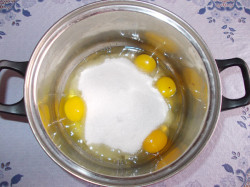 яйца смешиваем с сахаром