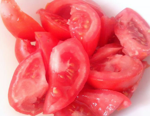 помидоры на четвертинки