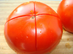 разрезать помидоры