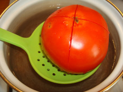 опустить помидоры в кипяток