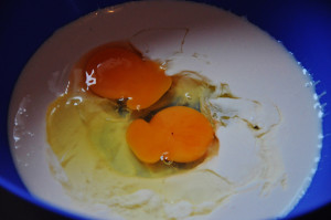 смешиваем ряженку с яйцами