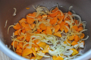 бжарить лук с морковью