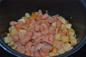 добавить картофель и семгу
