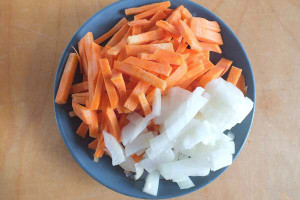 лук и морковь измельчить