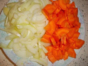 измельчаем морковь и лук