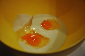 кефир смешиваем с яйцами