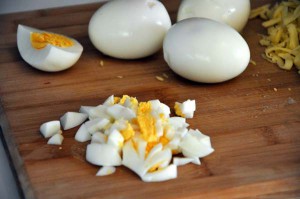 нарезать яйцо