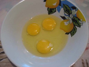 три яйца