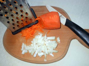 измельчаем морковь и лук