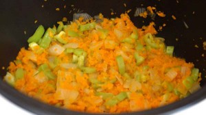 добавить лук, морковь и перец
