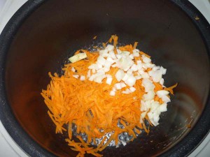 обжарить морковь с луком