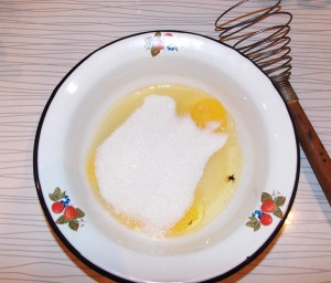 яйца взбить с сахаром